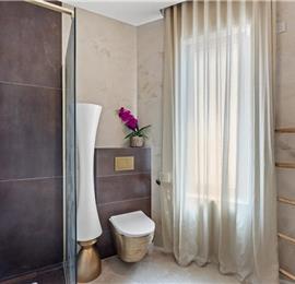 4 bedroom villa with indoor and outdoor pools in Galižana, Istria, sleeps up to 8